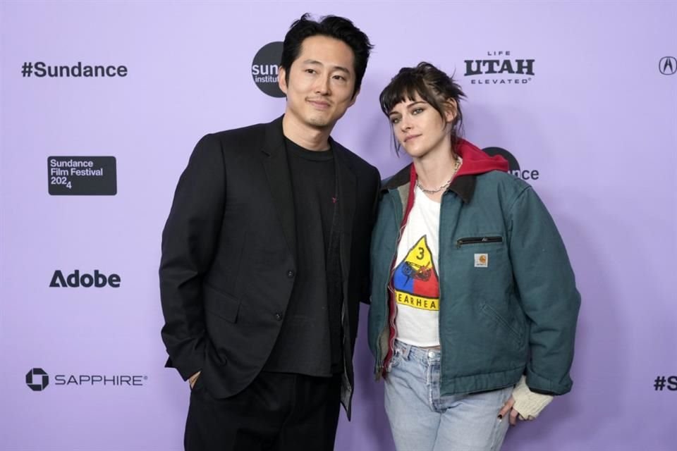 Al cabo de unos momentos, también se vio llegar a los actores Steven Yeun, quien ganó fama por su rol en la serie 'The Walking Dead', y Kristen Stewart.