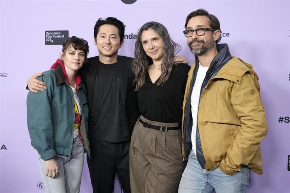 Kristen Stewart y Steven Yeun se presentaron para la premier de la cinta 'Love Me', escrita y dirigida por Sam y Andy Zuchero.