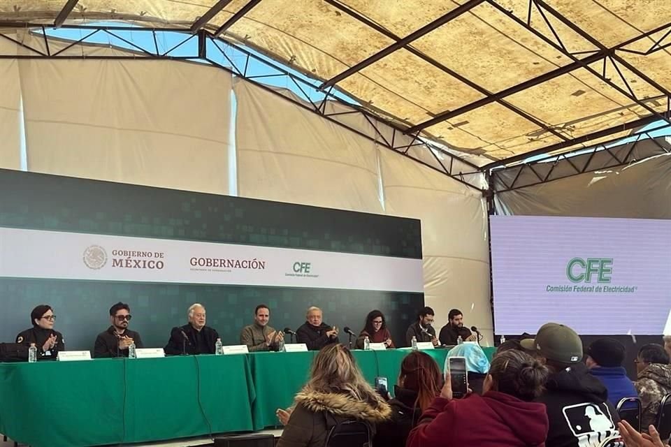 El encuentro con las familias de los 63 mineros se registró afuera de la mina Pasta de Conchos, en Coahuila.