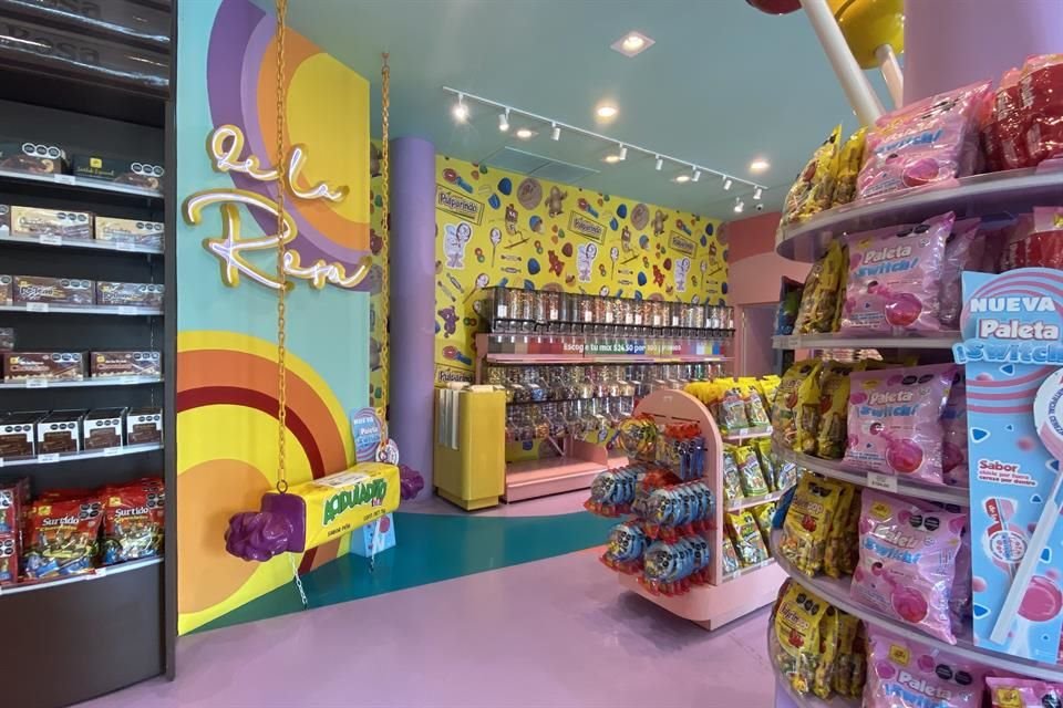 La tienda de Dulces De La Rosa recibe a diario visitas y llamadas que preguntan por la maleta en forma de Mazapán.