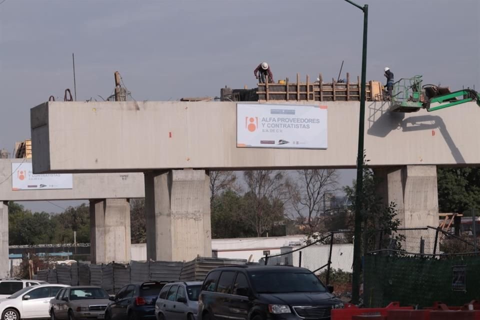 Aunque la instalación de dovelas se suspendió, trabajadores operaron sobre el viaducto.