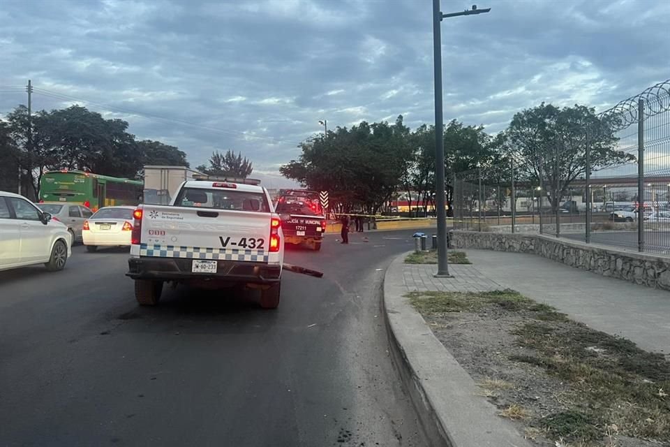 La pasajera de una moto murió al derrapar en el retorno del Periférico y la Carretera a Chapala esta mañana; el conductor resultó lesionado.