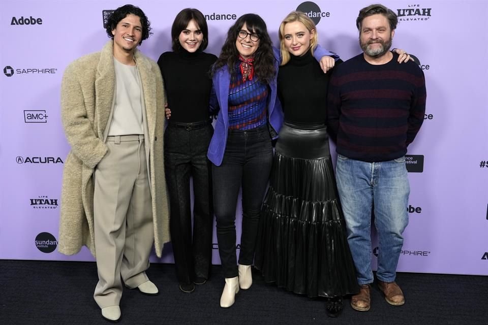 La escritora, dierctora y productora, Susanna Fogel, posó con el elenco de 'Winer'.