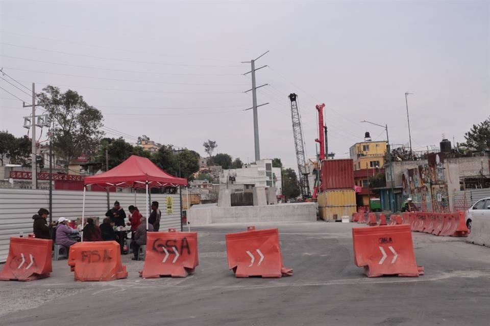 Desde hace dos semanas, vecinos mantienen plantones en Avenida Presa Tacubaya por el temor de que las obras para el Interurbano pudiesen ocasionar daños en sus viviendas.