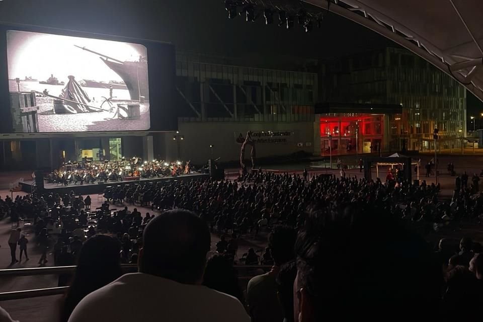 Mil 400 personas acudieron al concierto del Acorazado Potemkin con la Filarmónica de Jalisco en la inauguración del Ágora Jenkis.