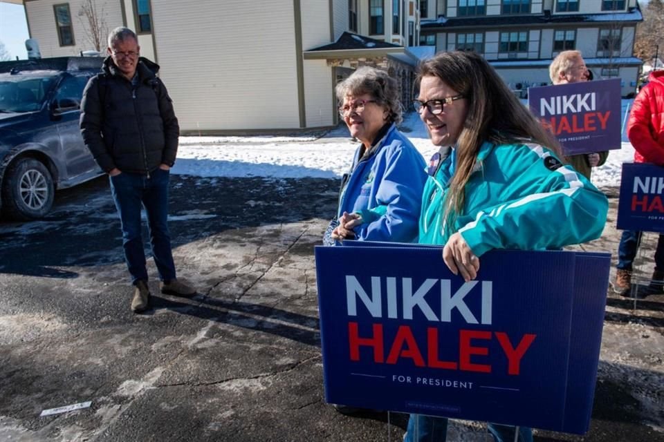 Personas salen de un evento de campaña de la republicana Nikki Haley, en Franklin, New Hampshire.