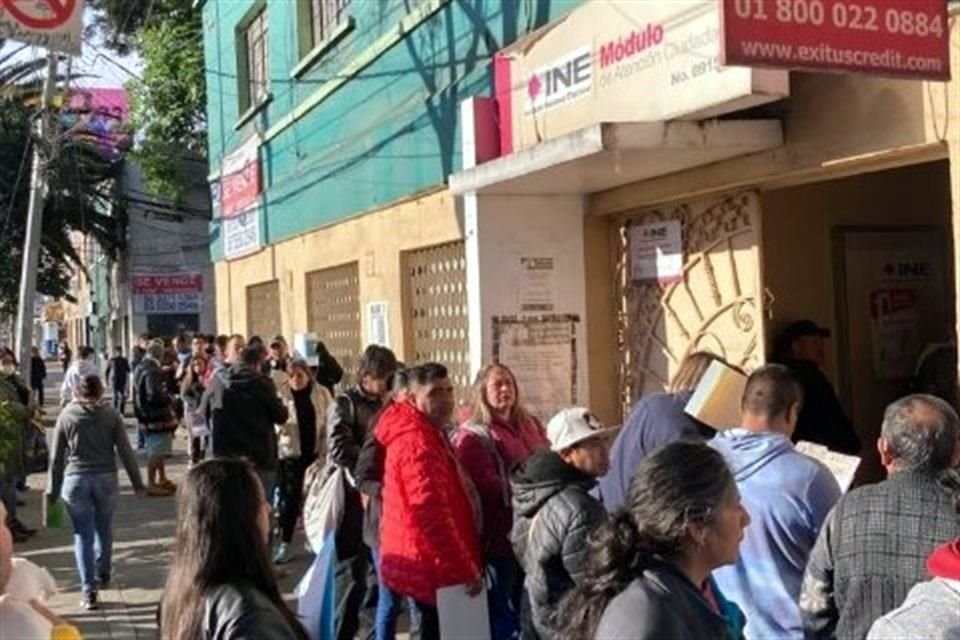 Llegó la fecha: último día para renovar la credencial de elector del INE con alguna modificación, y la ciudadanía, abarrota los módulos en distintas partes de la CDMX.