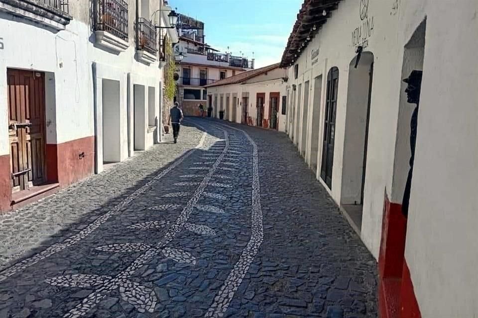 Calles vacías, negocios cerrados y clases suspendidas se registran en Taxco derivado del paro de transportistas por amenazas de criminales.