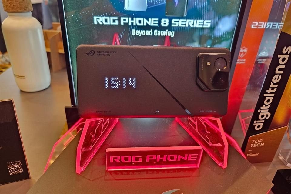 ROG Phone 8 Pro es el modelo más equipado al incluir hasta 24 GB de RAM, 1 TB de almacenamiento y una parrilla de LEDs personalizables.