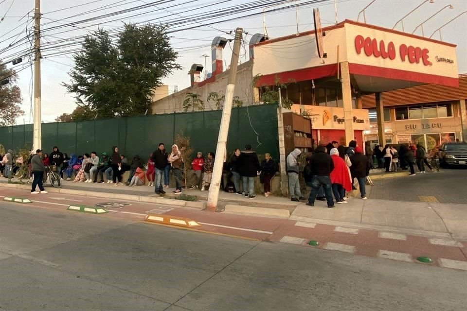 En la Plaza Otero, en la zona de El Fortín, desde las 7:30 horas se observaron largas filas.