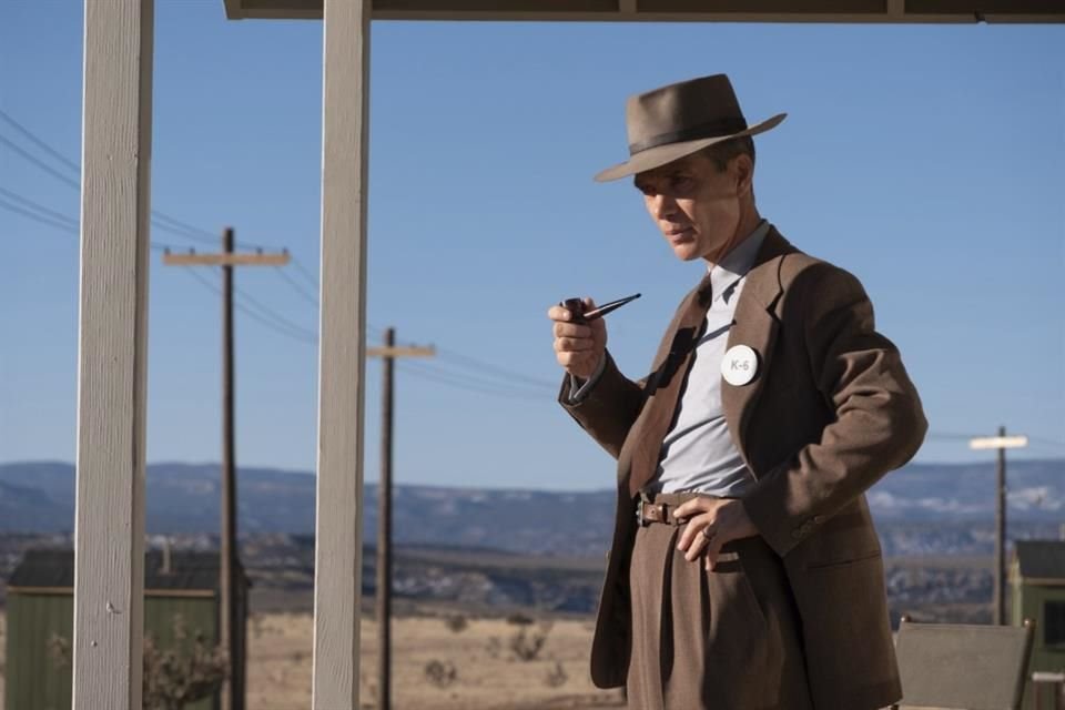 La cinta 'Oppenheimer', dirigida por Christopher Nolan, retrata el proceso del físico J. Robert Oppenheimer para crear la bomba atómica.