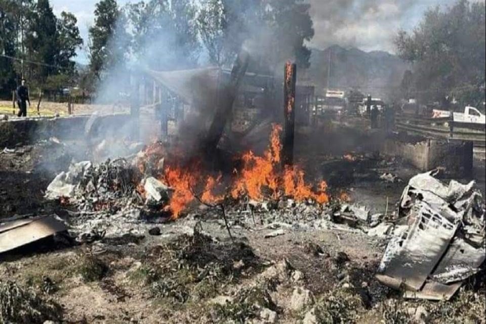 Un avioneta cayó y se incendio en la localidad de El Armadillo, Nayarit, dejando personas fallecidas como saldo.
