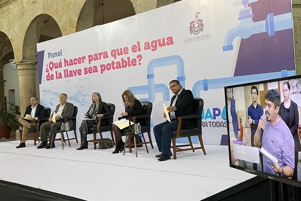 La diputada de Hagamos, Mara Robles, encabezó en el Congreso de Jalisco un panel para discutir deficiencias en servicio del Siapa.