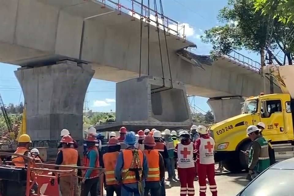 Durante tres horas de maniobras, un cerco de seguridad con policías y trabajadores restringió el paso de los vecinos.