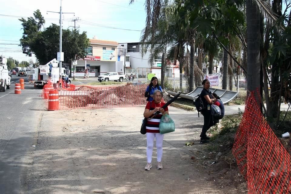 El proyecto está atorado por la construcción de parabuses, como los ubicados sobre Camino Real.