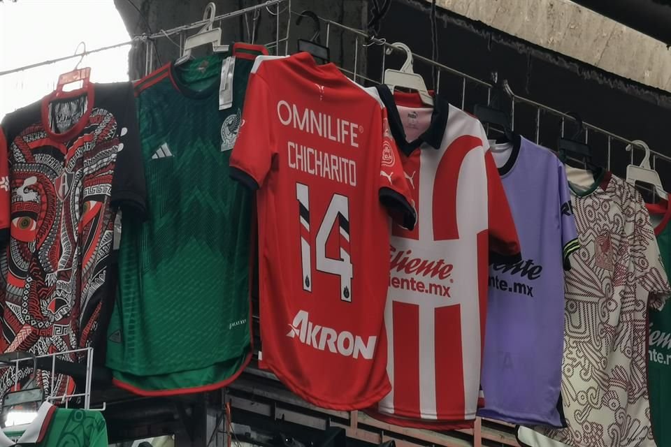 En el Mercado de San Juan de Dios hubo una fiebre por adquirir el uniforme de 'Chicharito', que va desde los 350 pesos, hasta los 650.