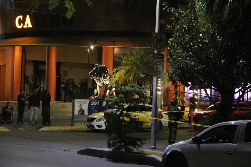 Un hombre fue asesinado mientras caminaba hacia su auto, después de salir de un casino en el Fraccionamiento Monraz, en  Guadalajara.