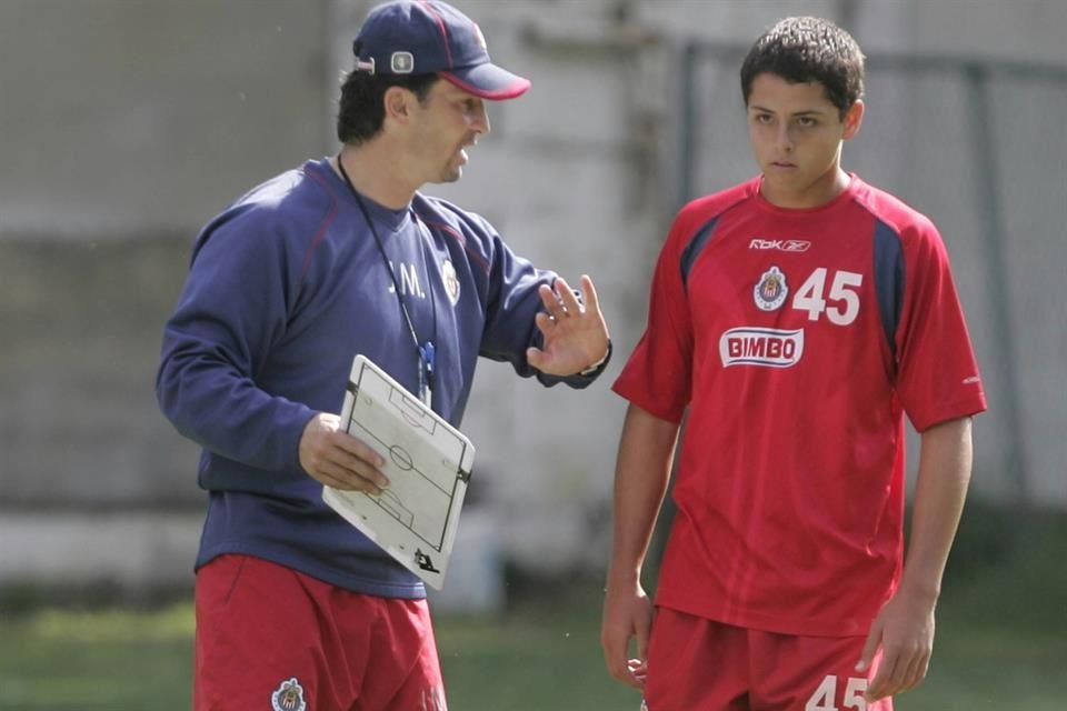 José Manuel 'Chepo' de la Torre fue el técnico que debutó en Chivas a Javier 'Chicharito' Hernández en el Apertura 2006.