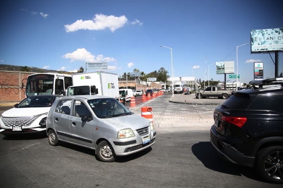 La Avenida López Mateos Sur, a la altura del Bulevar Bosques de Santa Anita, fue un caos por las modificaciones en el retorno hacia Ramón Corona.