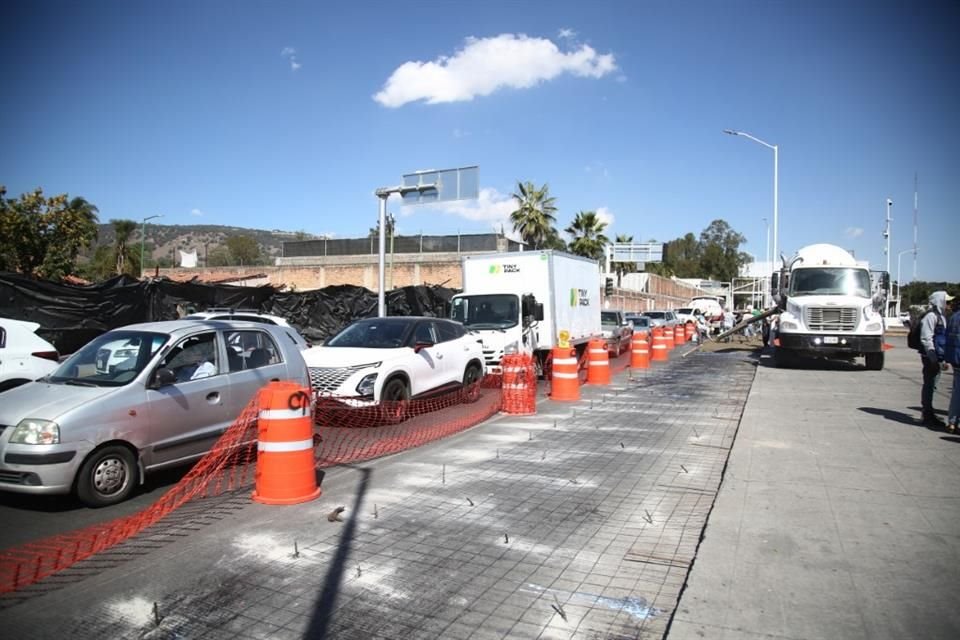 La Avenida López Mateos Sur, a la altura del Bulevar Bosques de Santa Anita, fue un caos ayer por las modificaciones en el retorno hacia Ramón Corona.