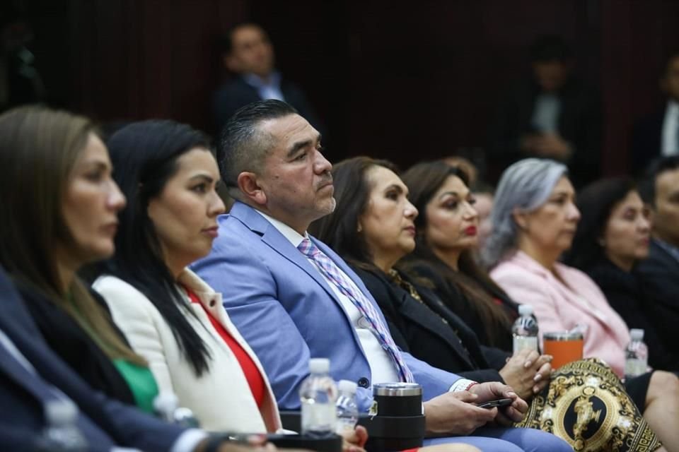 La iniciativa fue entregada poco después del mediodía de este viernes a la Oficialía de Partes del Congreso local.