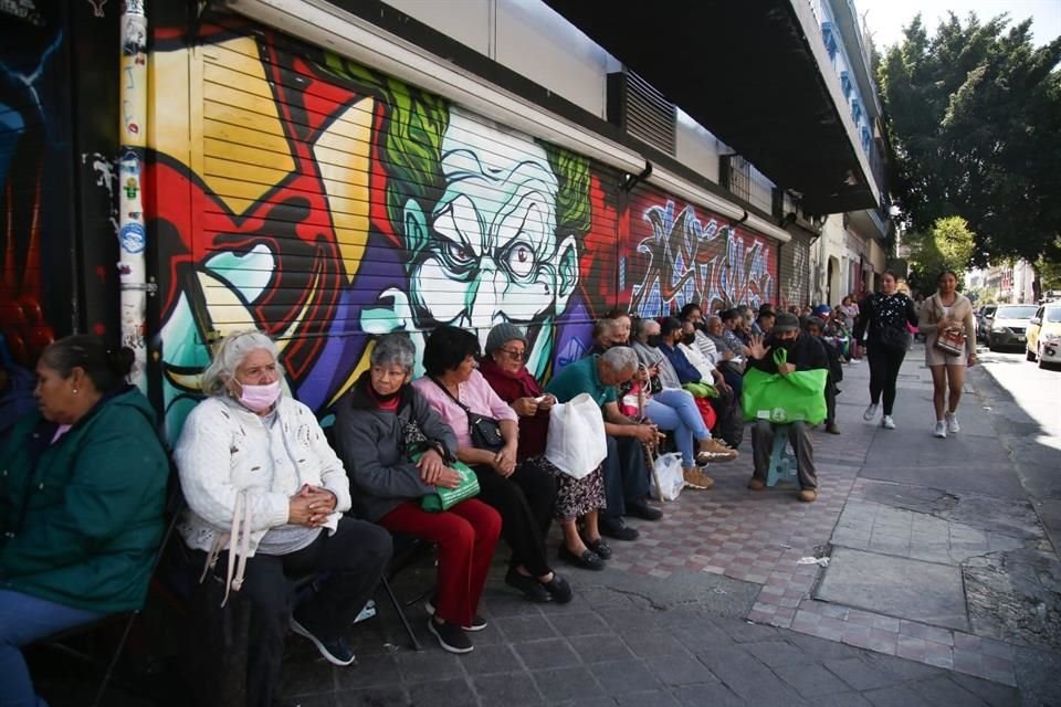 A pesar de las largas filas, adultos mayores no pudieron cobrar su pensión.