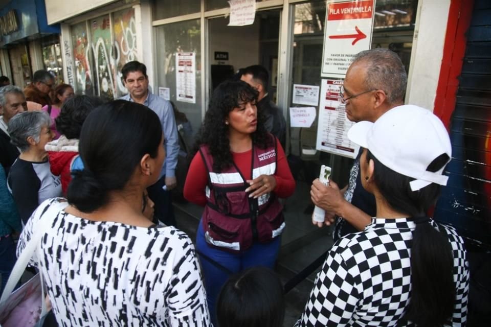 Una Servidora de la Nación, afuera del edificio sobre Avenida Juárez, se limitó a comunicar el error en el sistema.