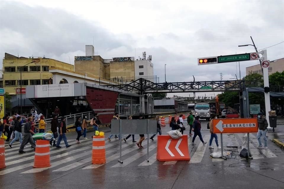 El socavón apareció desde la tarde del viernes sobre uno de los carriles laterales de la Calzada a la altura de San Juan de Dios.