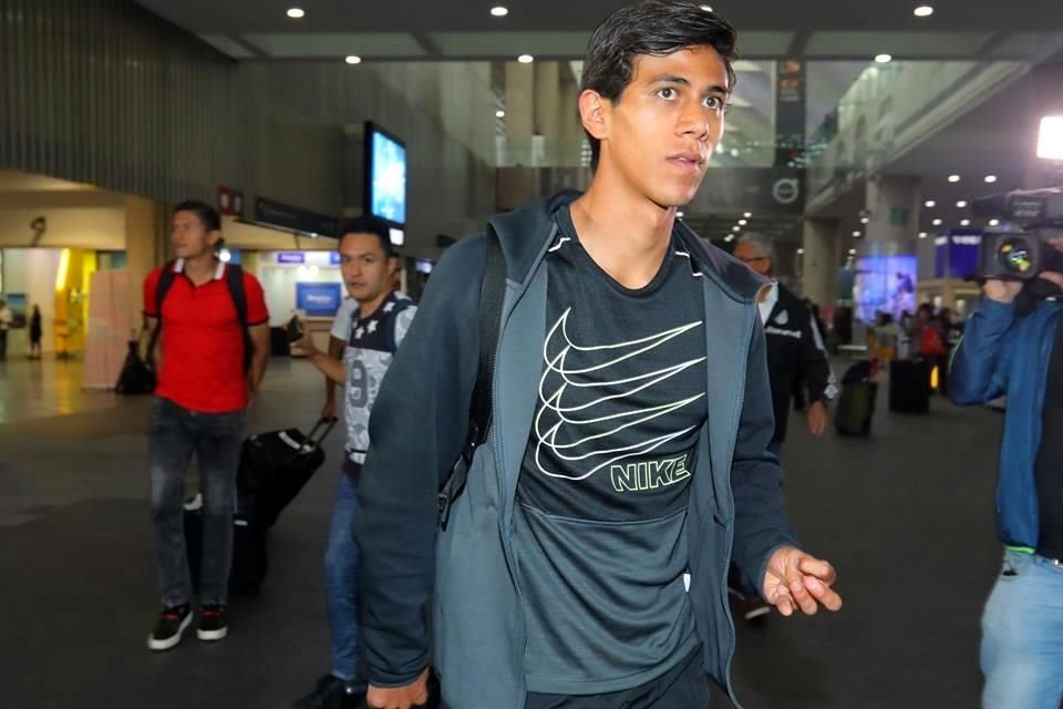 El delantero tapatío de 21 años deberá presentar exámenes médicos con su nuevo club para posteriormente firmar el contrato.