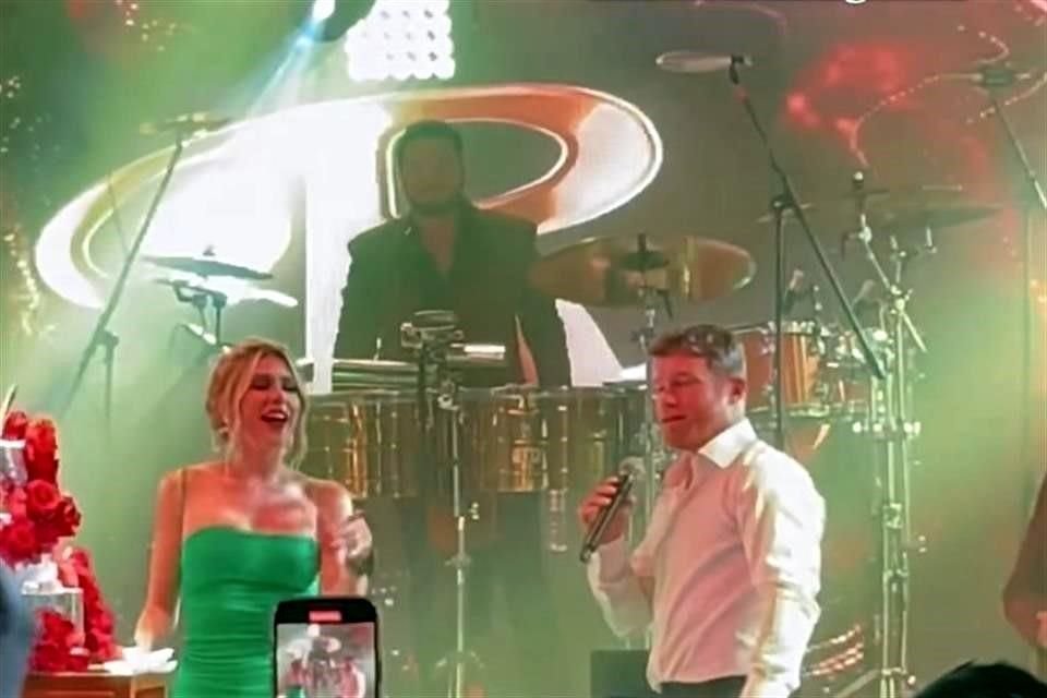 El campeón mundial le cantó a sus esposa.