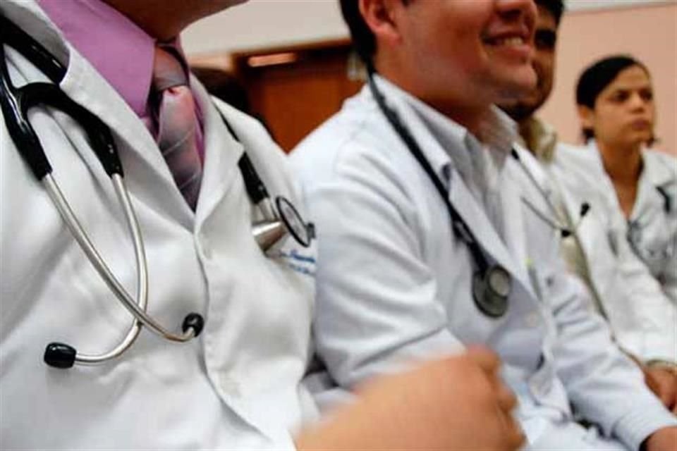 Malaquias López Cervantes, profesor en Salud Pública de la Facultad de Medicina de la UNAM, consideró que el modelo actual de servicio social es deficiente y peligroso.