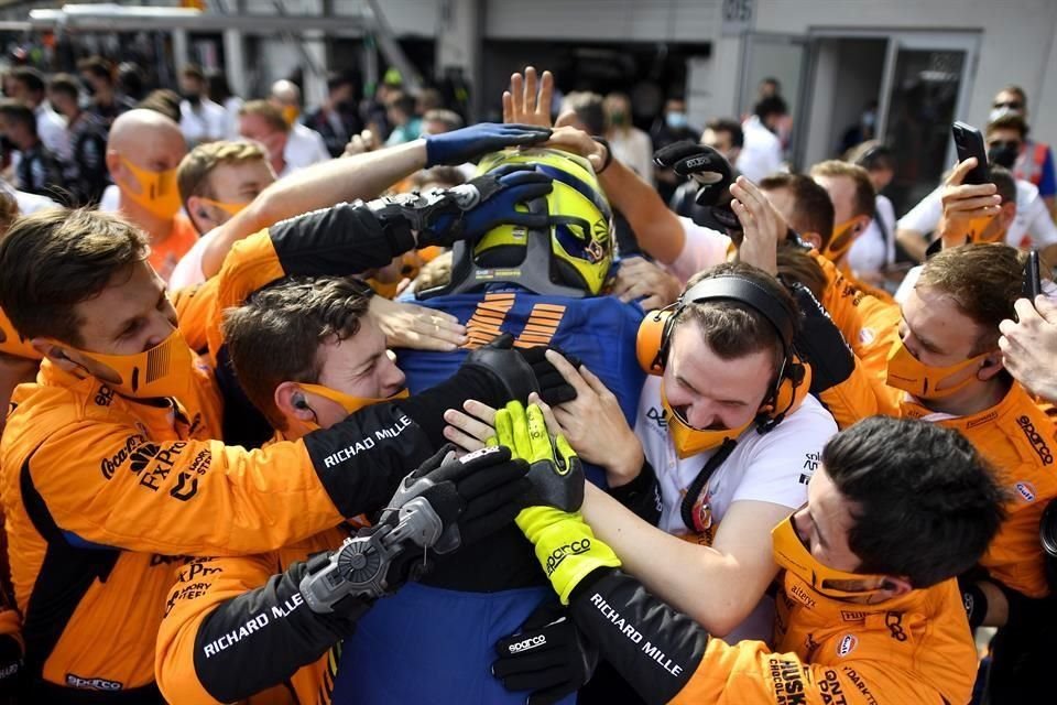 Así festejó Lando Norris con su equipo tras obtener el tercer lugar pese a haber recibido una sanción de cinco segundos.