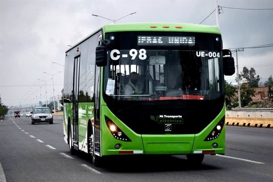 Son 16 camiones eléctricos, de la ruta C-98, que prestarán el servicio desde la Estación Periférico Norte de la L1, al Aeropuerto. 