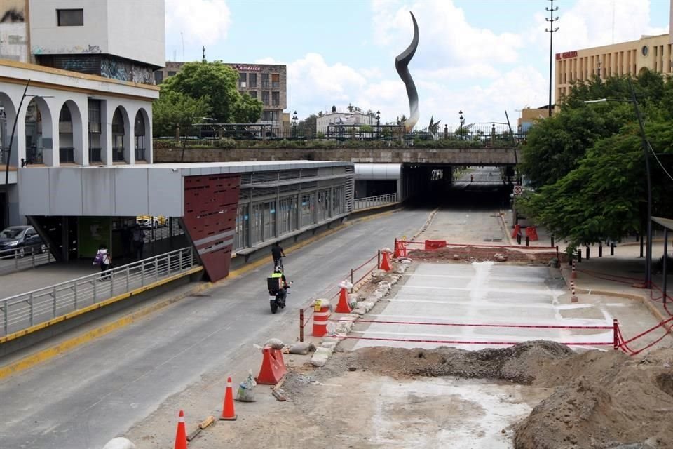 Se espera que a las 17:00 horas de este domingo se libere el tránsito del tramo de la Calzada Independencia en el que apareció un socavón.
