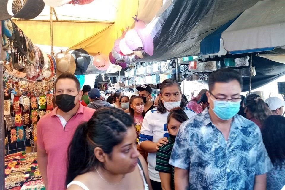 Lejos quedaron las restricciones y medidas de bioseguridad en el tianguis, pues ya regres a la antigua normalidad.