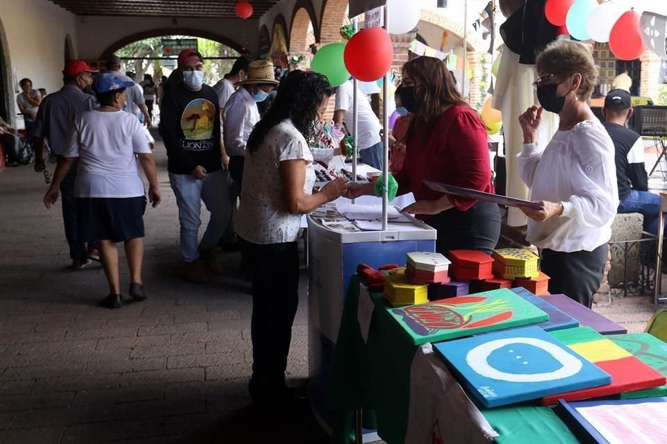 La parroquia de Jesucristo Obrero realizó una feria para recaudar fondos en favor de la Casa Hogar del Anciano Jesucristo Obrero, AC.