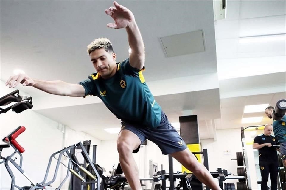 Raúl Jiménez espera volver a las canchas para la temporada 2021-22.