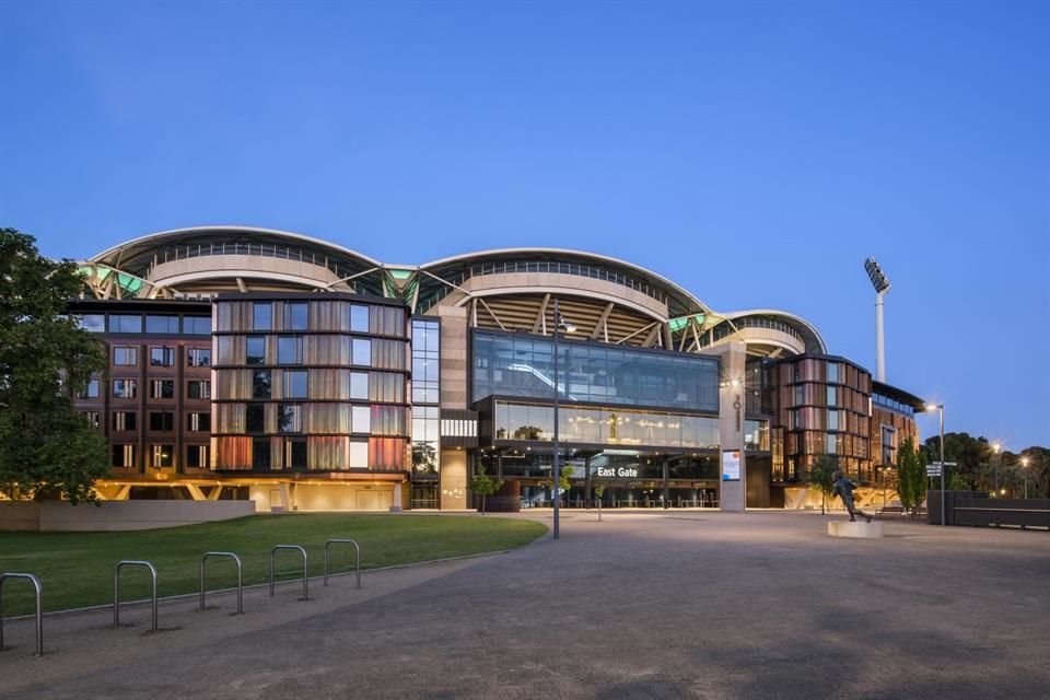 EL Hotel Oval es la joya de la corona y se integra al estadio Adelaide Oval.