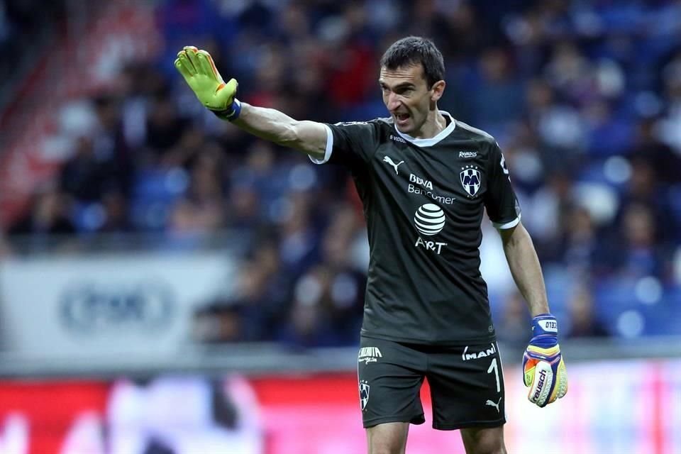 El portero argentino jugó cuatro torneos con el Monterrey.