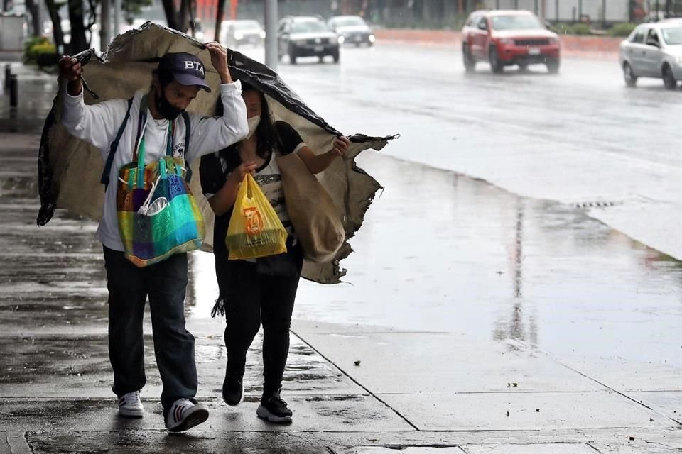 Se registran lluvias en el norte, centro y poniente de la Ciudad de México que se mantendrán el resto de la tarde.