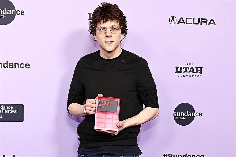 El actor Jesse Eisenberg recibió el galardón al guion de 'A Real Pain'.