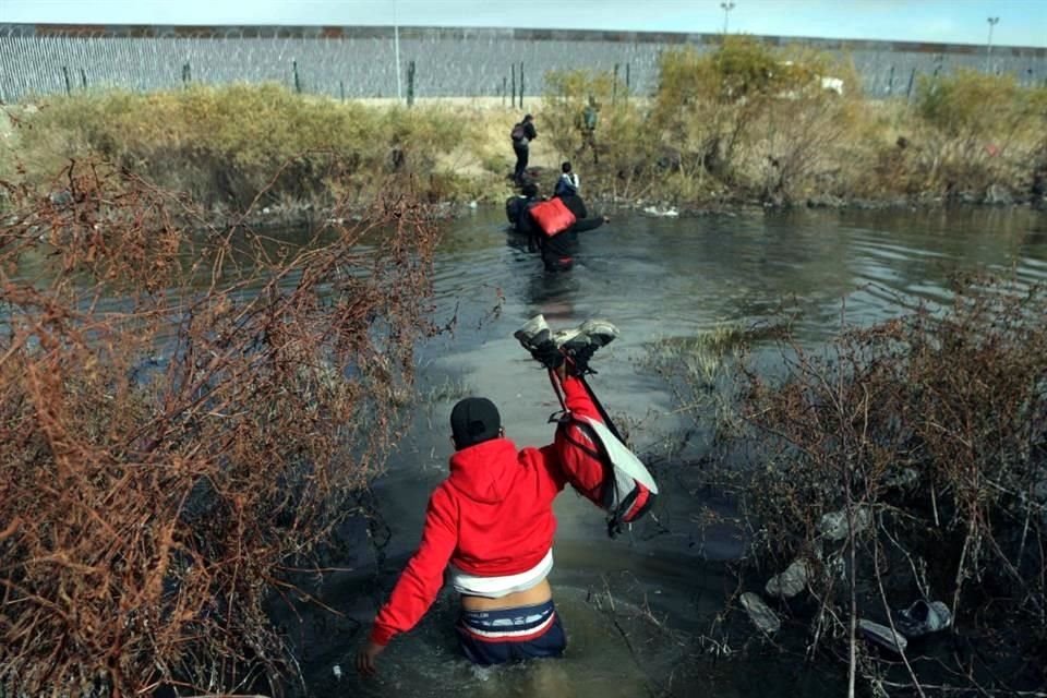 Los migrantes cruzan el río Bravo hacia Estados Unidos a través de Ciudad Juárez.