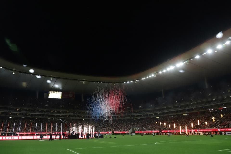 El AKRON se llenó para la presentación del 'Chicharito' Hernández.