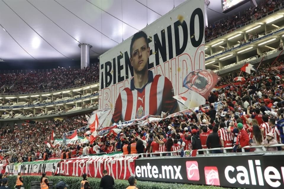 Con banderas, letreros, playeras y gritos, fue como la afición le dio la bienvenida a CH14 al equipo Rojiblanco.
