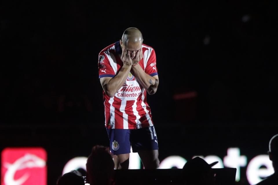 Javier Hernández también dejó ver la emoción que sentía de estar de nuevo en el barco de Chivas, con todo y lágrimas.