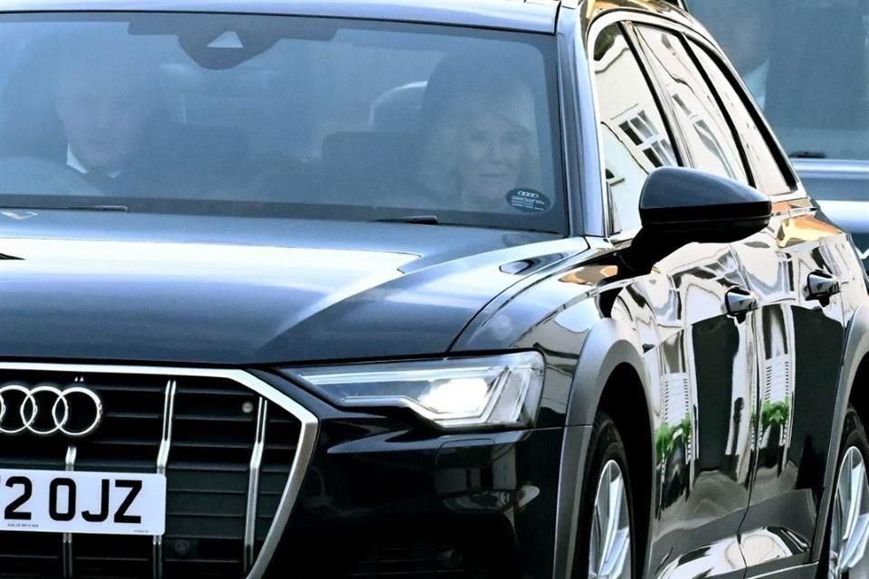 Camila visitó a su esposo la mañana de este domingo arribando al hospital en un automóvil negro.