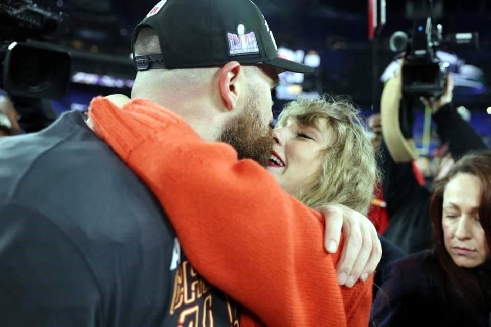 Taylor Swift felicitó efusivamente a Travis Kelce, que se dirige al Super Bowl, luego de que los Chiefs ganaran el título de la AFC.