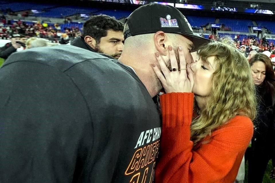 Taylor Swift besó en la cancha a Travis Kelce para celebrar su pase al Super Bowl LVIII.