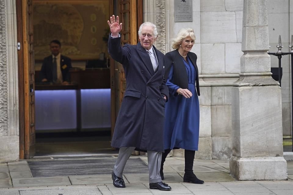 El rey lució un semblante alegre afuera del hospital London Clinic.