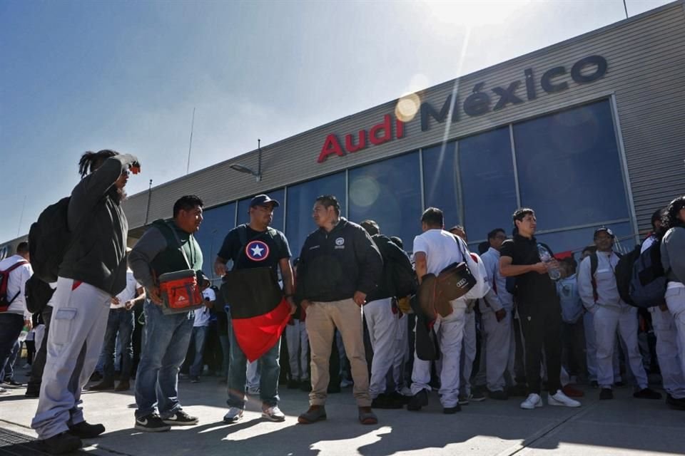 Los empleados del SitAudi pusieron las banderas rojinegras el pasado 24 de enero.  